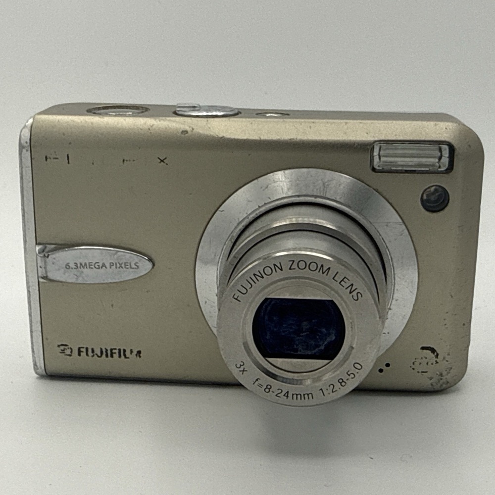 FUJIFILM FinePix F30 Silver Digital Camera 6.3MP 3x Zoom Super CCD HR Exc++